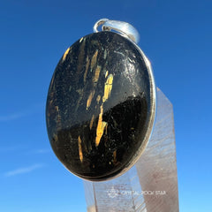 Greenland Nuummite Gold Flash Pendant